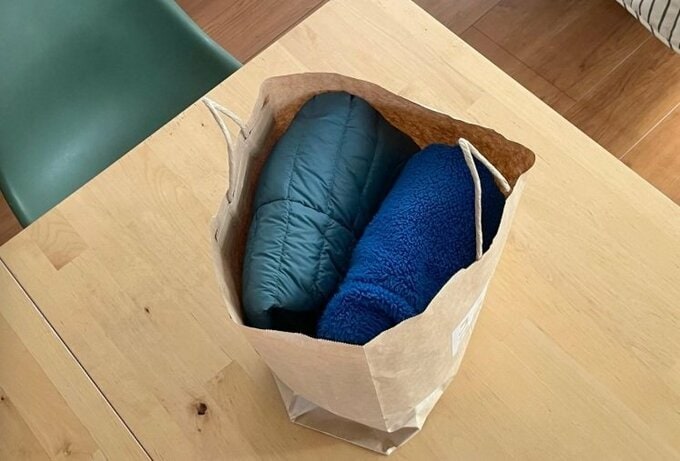 服の入った紙袋