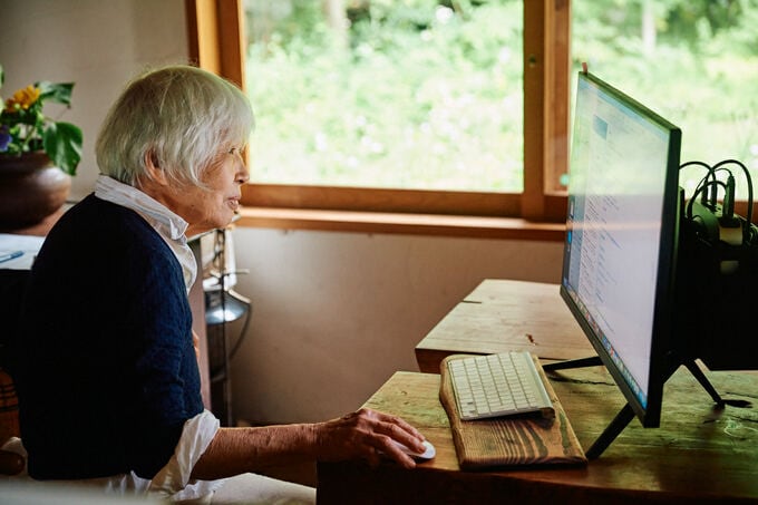 パソコンを見る大蝶さん