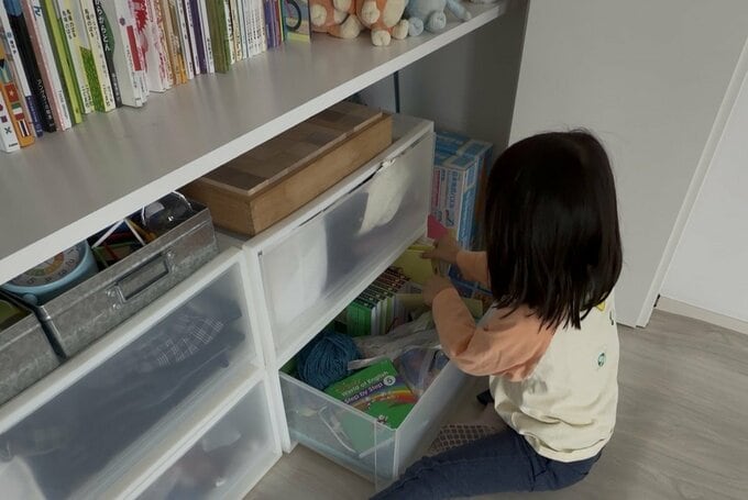 片付けをしている子ども