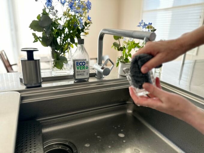 コップを洗っている