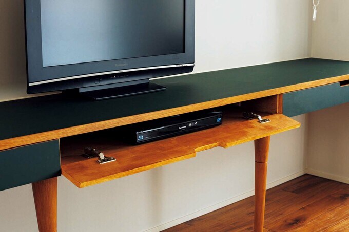 壁沿いにつくりつけられた棚