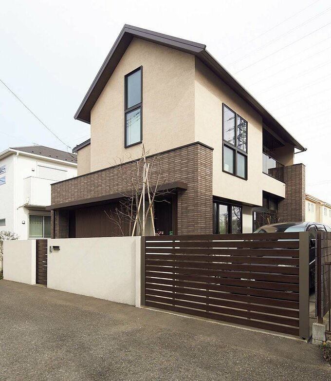 切妻屋根が存在感を放つ外観