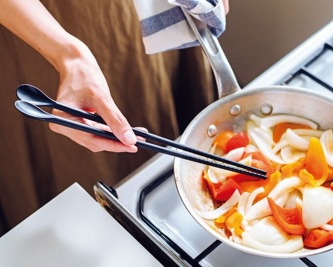 菜箸を使って調理する様子