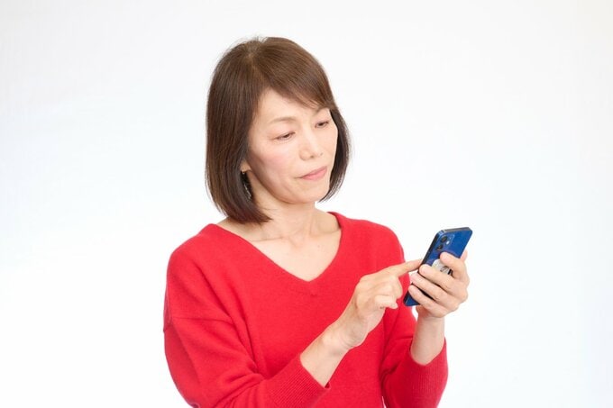 スマホを見る女性