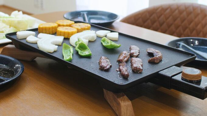 鉄板で、肉・野菜を焼いている様子