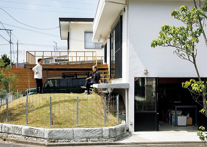 なだらかな斜面の築山がある庭