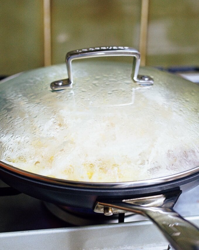 麺とモヤシを蒸し焼きに
