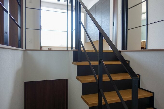 階段途中から、ホールを見上げた様子