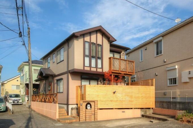 本設の板塀を設置した建物の外観