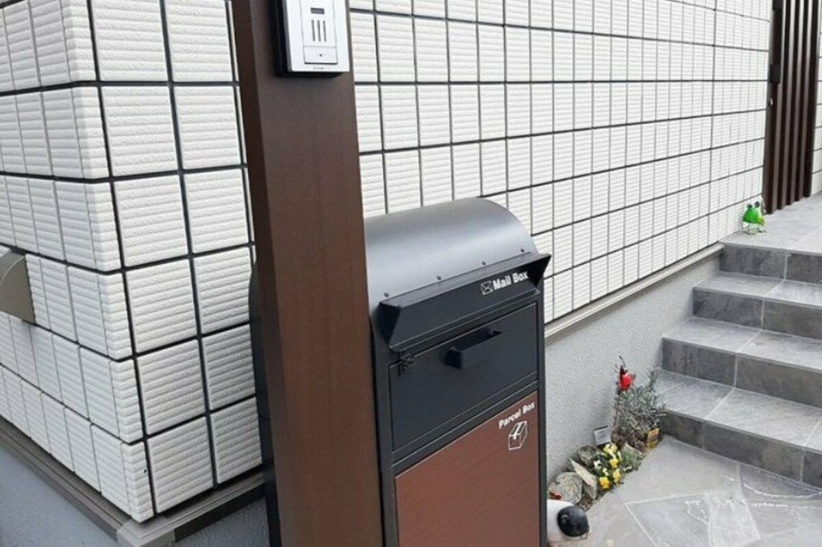 【共働き夫婦必見】戸建てに宅配ボックスを設置して家族の自由時間が増えた！選び方・設置方法も伝授