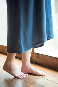 薄手のカットソーのスカートとはだしで過ごす