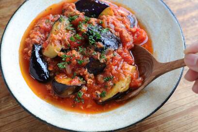 秋ナスとツナのトマト煮。とろっと食感とうま味がたまらない贅沢なおかず