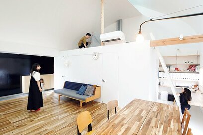 囲まれた敷地に建つ、明るくて開放的な家。天窓からの光と熱で一年じゅう心地いい