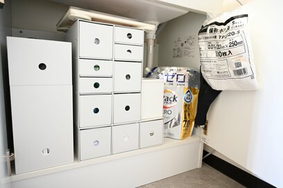 築40年団地、狭くても驚くほど使いやすい「洗面所収納テク」3選。無印良品や100円グッズを活用