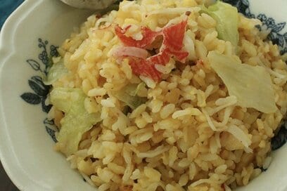 レタスとカニカマでつくる”パラパラ”チャーハン。包丁いらずで手間も最小限に