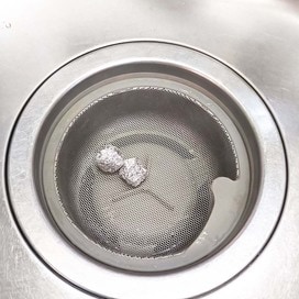 丸めたアルミホイルで!?シンクと排水口をきれいに保つ2分間の掃除術