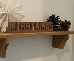 まつぼっくりと並べて飾る