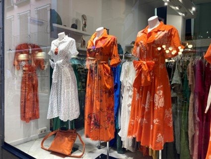 派手なショップのウインドゥ