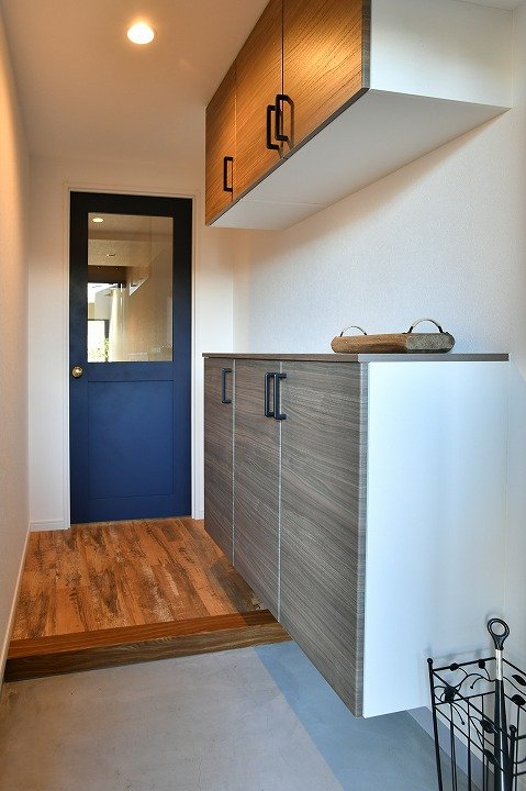 リビングの光が届く玄関