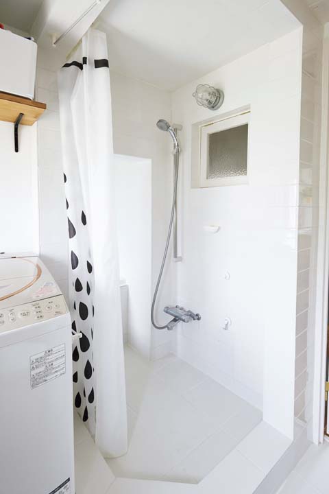 洗面室とオープンにつながる浴室