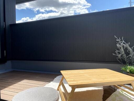 ウッドパネルを敷いたベランダ