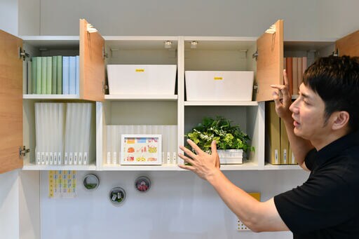 棚を開けた男性