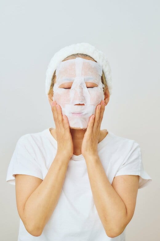 コットンで顔全体にパックをする化け子さん