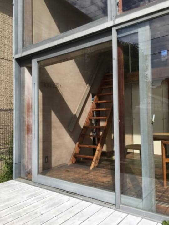 「スミレアオイハウス」の大きな窓