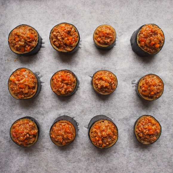 ミートソースをこんもりとつめて