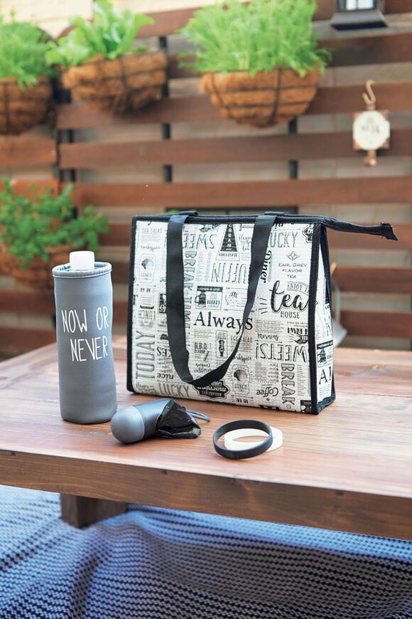 モノトーンの便利グッズでお出かけの準備もばっちり