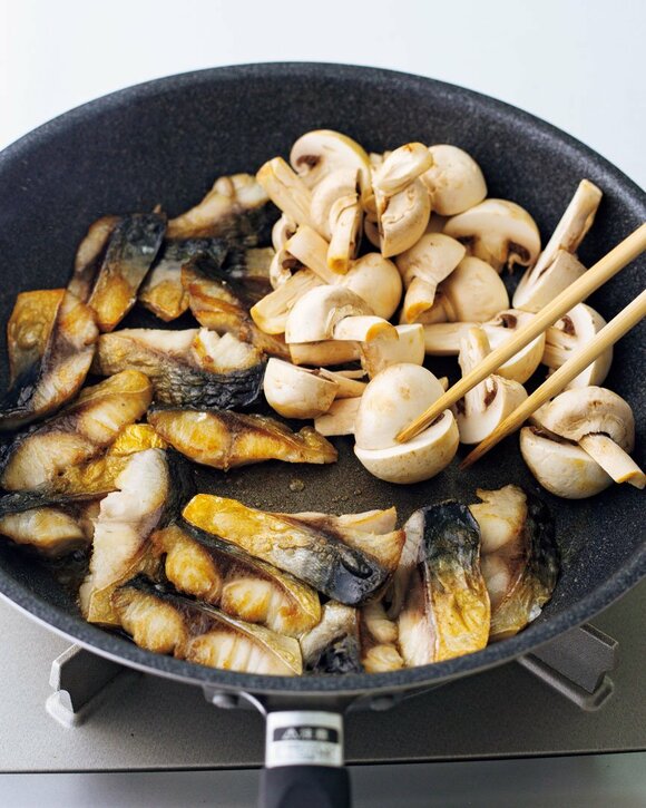 フライパンにサバとマッシュルーム