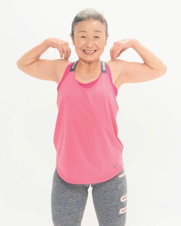 ピンクの服を着た女性ひじまげる