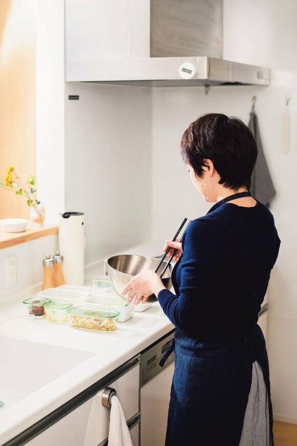 キッチンにいる女性