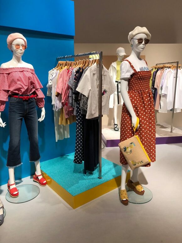 ドット柄のワンピース