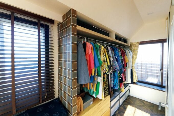 オープンクローゼットの両サイドはアクセントクロスで仕上げ