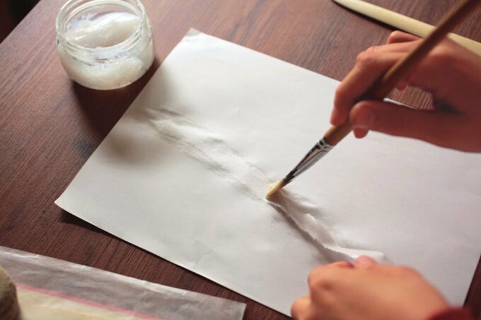 和紙にのりを塗る