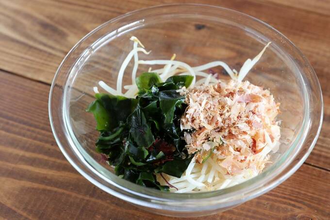 ボウルにカットワカメとモヤシなど