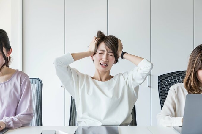 頭を抱える女性