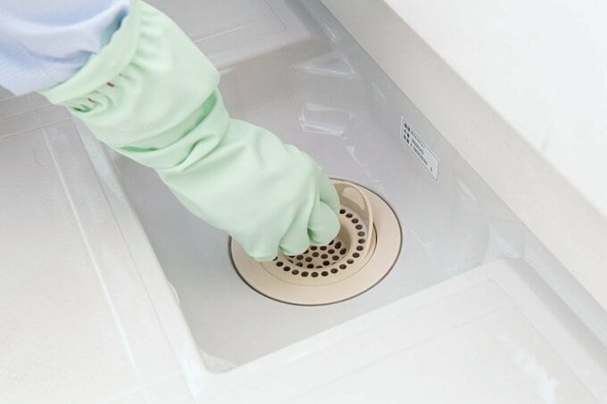 お風呂排水口に手