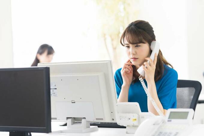 電話をする女性