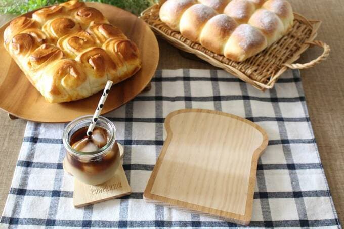 ユニークな形の木製トレー