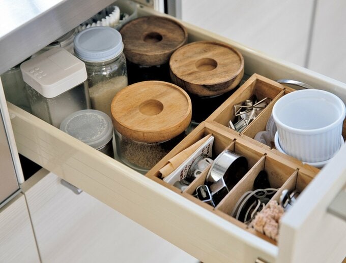 調味料や調理器具がまとめられた引き出し