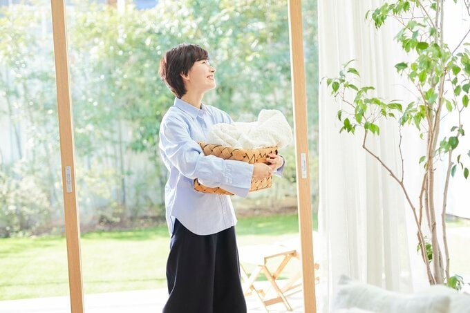 洗濯物カゴを持つ女性