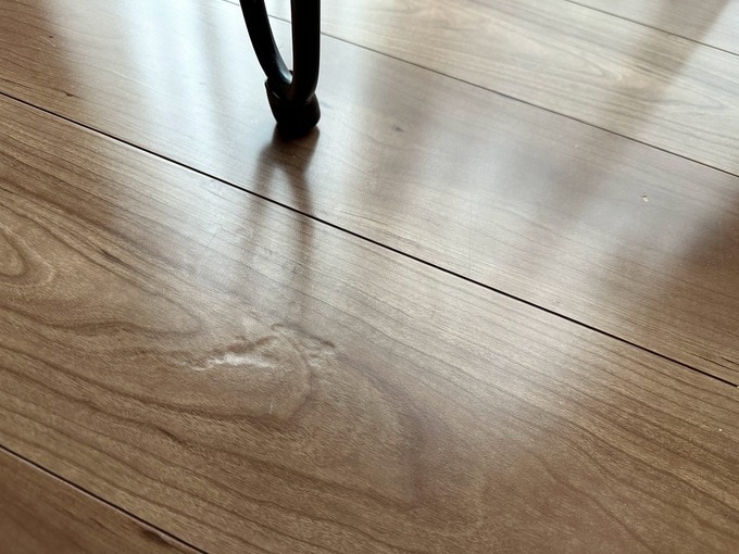 へこみができてしまったダイニングのフローリング