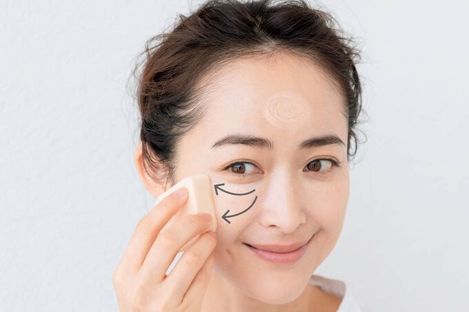 スポンジを広げる女性