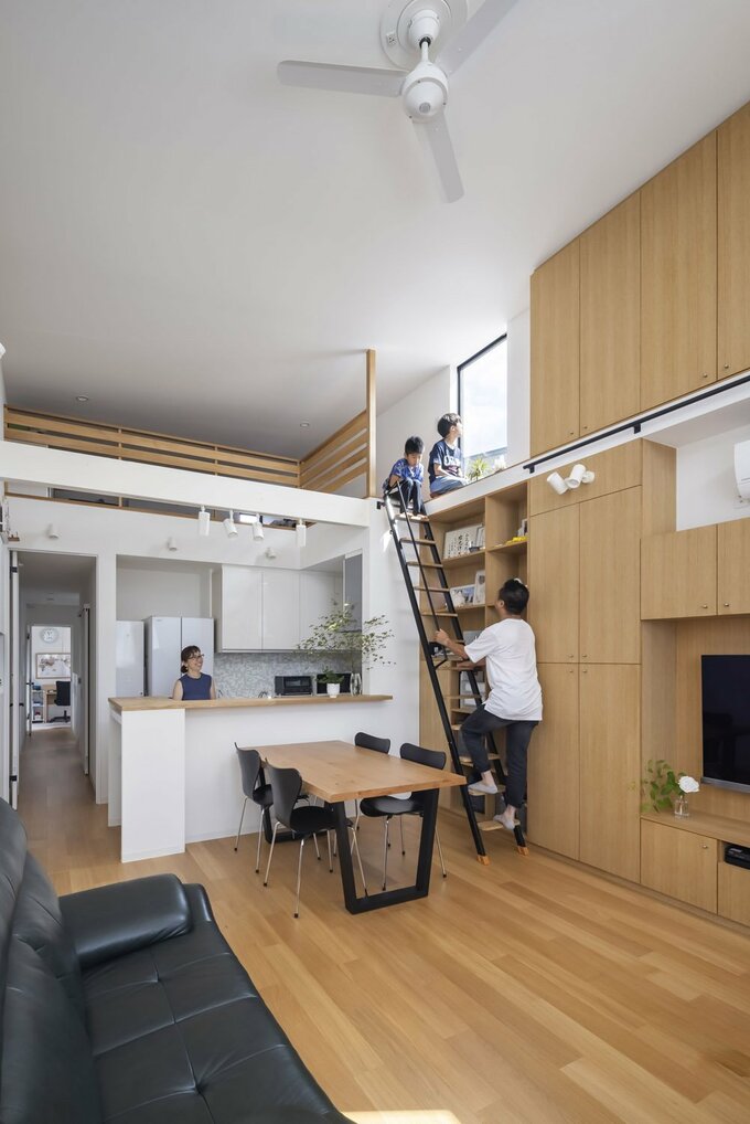 屋根裏部屋へは専用ハシゴで上がる