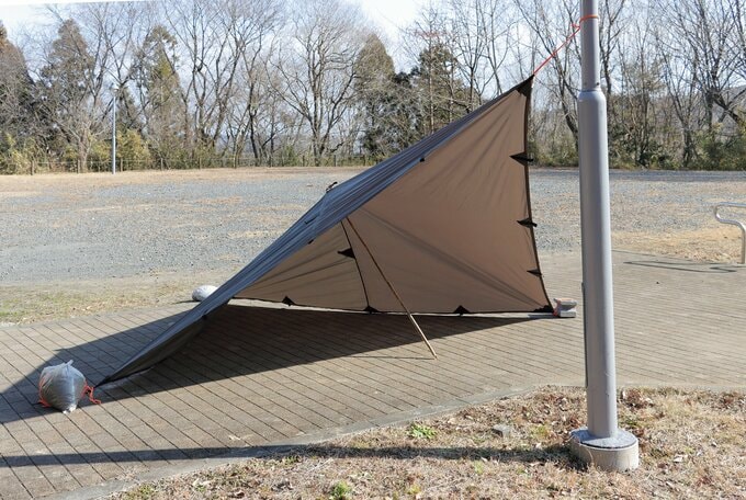 タープがあれば、体温を確保でき休息も取れる簡易シェルターをつくることもできる