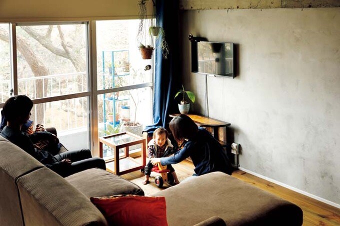 壁をモルタルで仕上げた、景観を楽しめるリビングスペース
