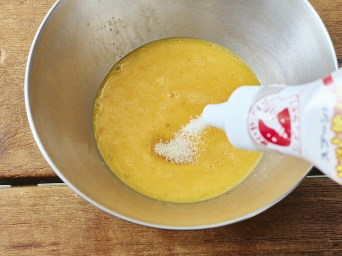 ボウルに砂糖を入れる