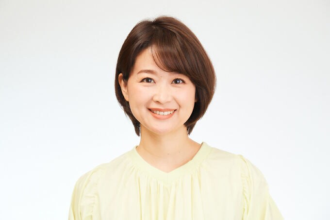 片耳かけの女性